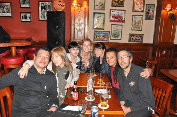 Reencontro com o Andres e a Viviana em bar em Bogotá, na Colômbia